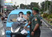 Semangat Ramadhan, Kodam XIII/Merdeka Bagikan Takjil kepada Warga