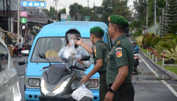 Semangat Ramadhan, Kodam XIII/Merdeka Bagikan Takjil kepada Warga