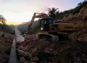 Pembersihan Material Longsor di Jalan GORR Terus Dilakukan, Lalu Lintas Masih Dialihkan