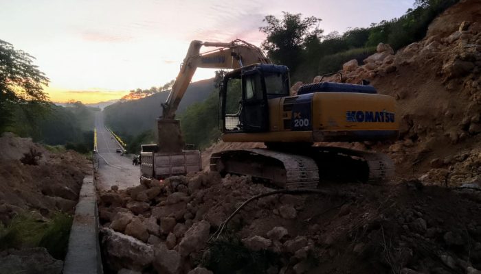 Pembersihan Material Longsor di Jalan GORR Terus Dilakukan, Lalu Lintas Masih Dialihkan