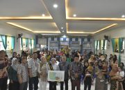 Bupati Salurkan Bantuan Telur untuk 100 Keluarga Risiko Stunting 