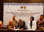 Bupati Sofyan Puhi Tandatangani Hibah Bus TA 2025 Kemenhub RI