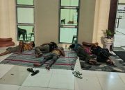 Puluhan Rakyat Penambang Memilih Bermalam di Teras Kantor Bupati Pohuwato