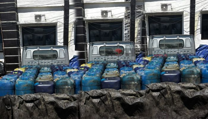 Diduga Salahgunakan BBM Subsidi, Pengemudi Pickup dan 40 Galon Solar Digelandang ke Polres Pohuwato