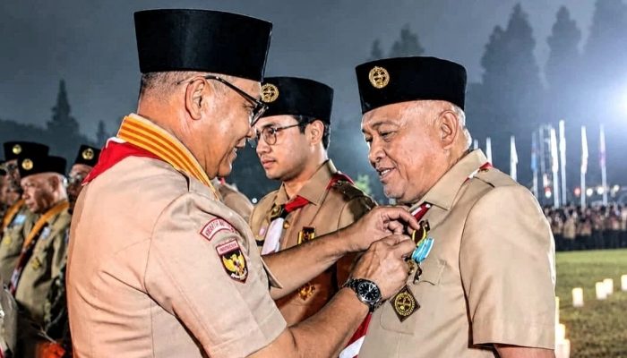 Wabup Tonny Terima Lencana Darma Bakti Pramuka di Jamnas Cibubur