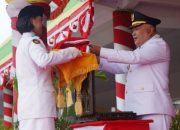 Khidmat, Wakil Bupati Tonny Pimpin Upacara Penurunan Bendera Merah Putih