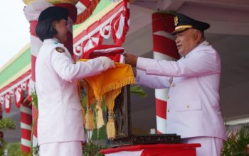 Khidmat, Wakil Bupati Tonny Pimpin Upacara Penurunan Bendera Merah Putih