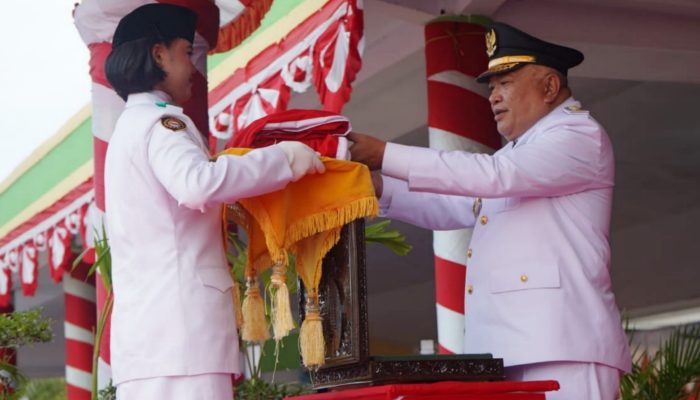 Khidmat, Wakil Bupati Tonny Pimpin Upacara Penurunan Bendera Merah Putih