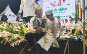 Penuh Makna, UAS Rela Duduk dan Genggam Tangan Anak Disabilitas dengan Cinta